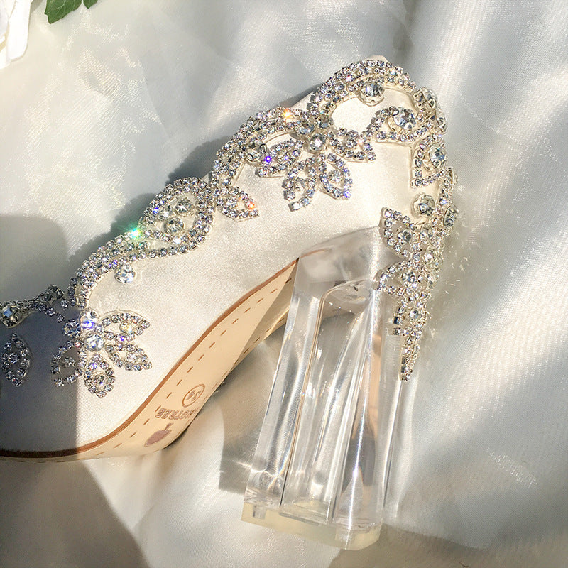 Chaussures à talons hauts pointues en satin et strass pour femmes