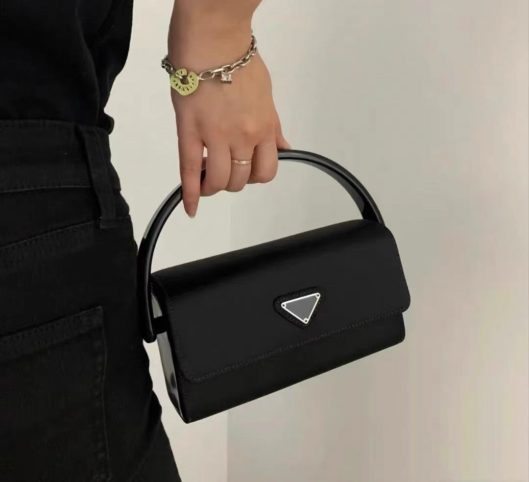 Bolso de mano cuadrado de nailon con forma de caja oscura y versátil