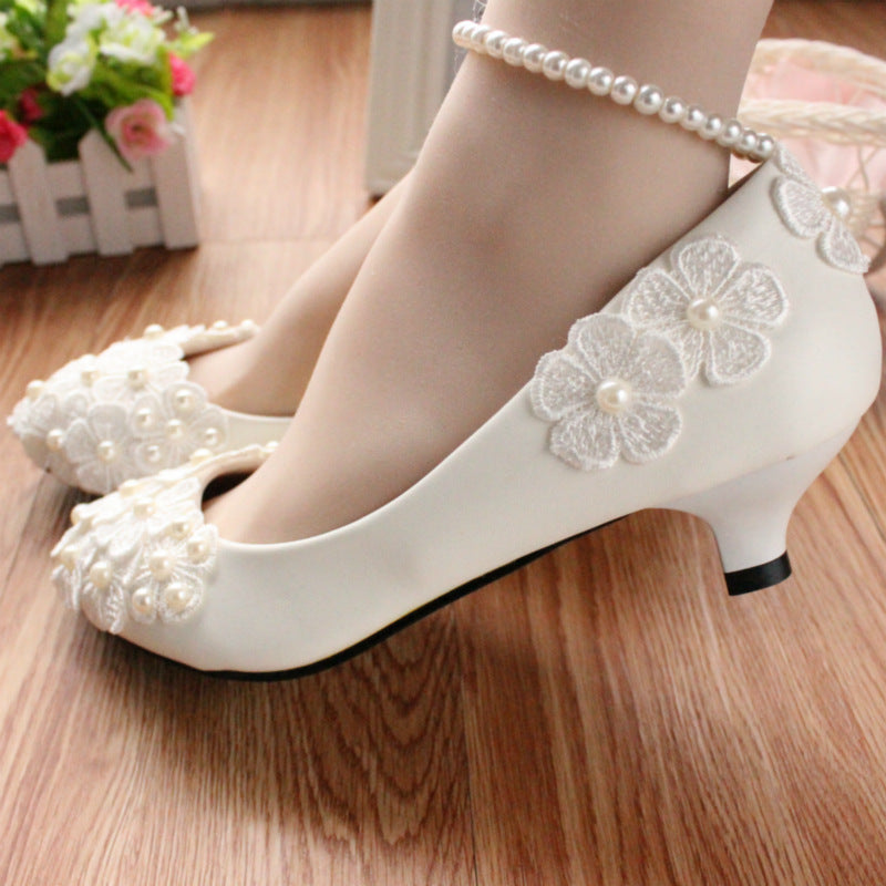 Chaussures de mariée avec bracelet de cheville en perles blanches