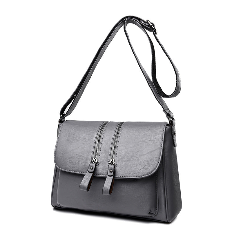 Sac bandoulière en cuir souple pour femme d'âge moyen