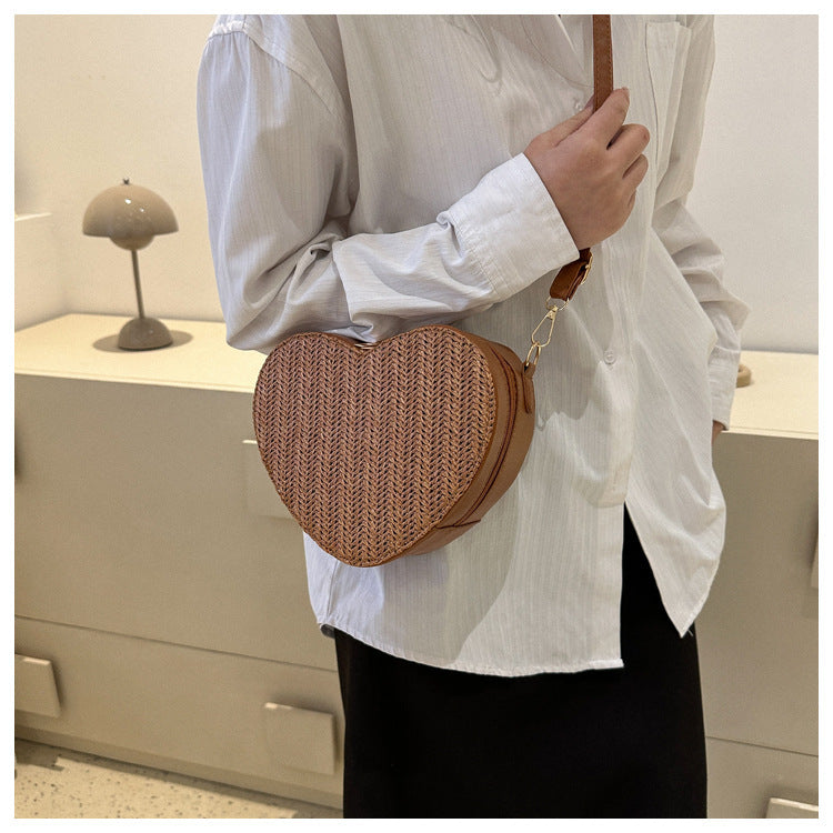 Mini sac à bandoulière en paille en forme de cœur