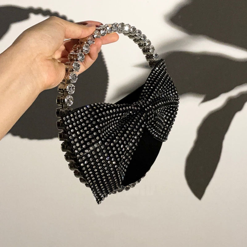 Le même sac avec un nœud de pochette en diamant