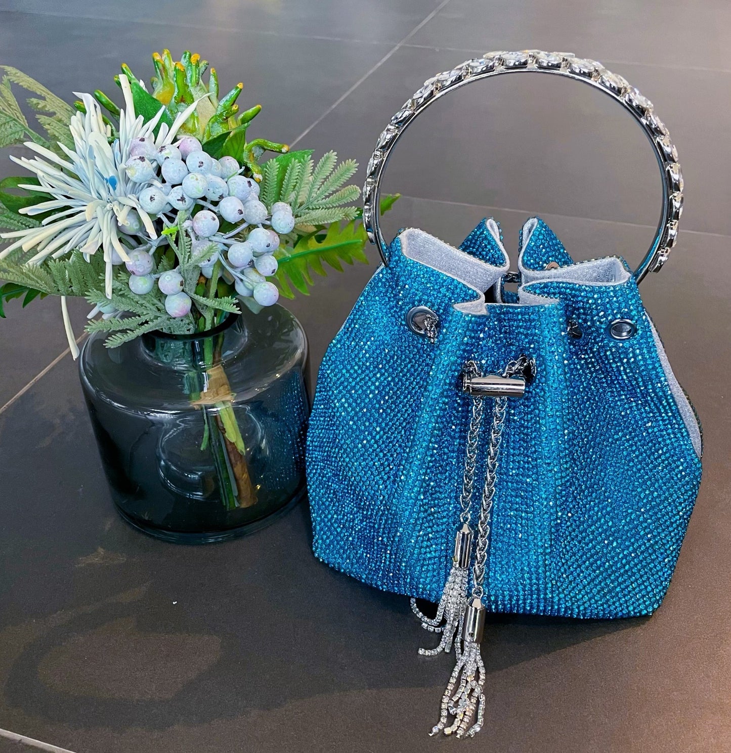 Bolso de mano con borlas de arcoíris y diamantes brillantes