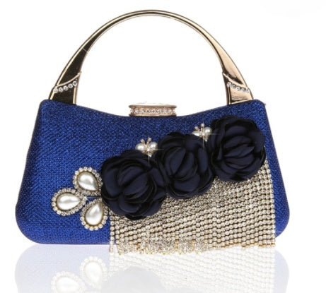 Bolso delicado con borlas y elegante flor dorada