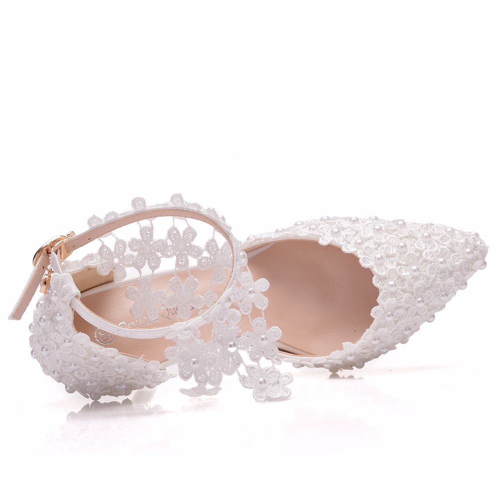 Chaussures de mariage à pompons et fleurs en dentelle blanche