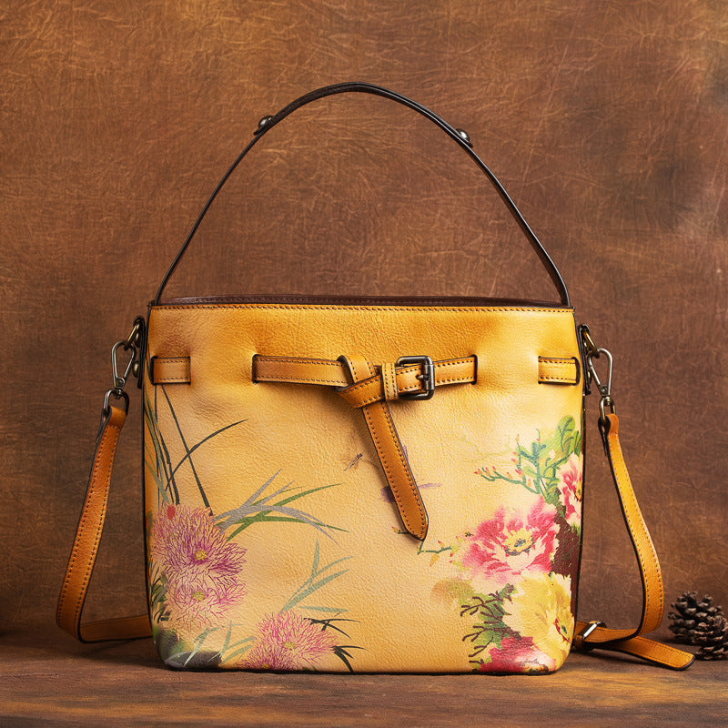 Bolso cruzado inclinado de cuero con capa de cabeza de color con estampado de flores a mano