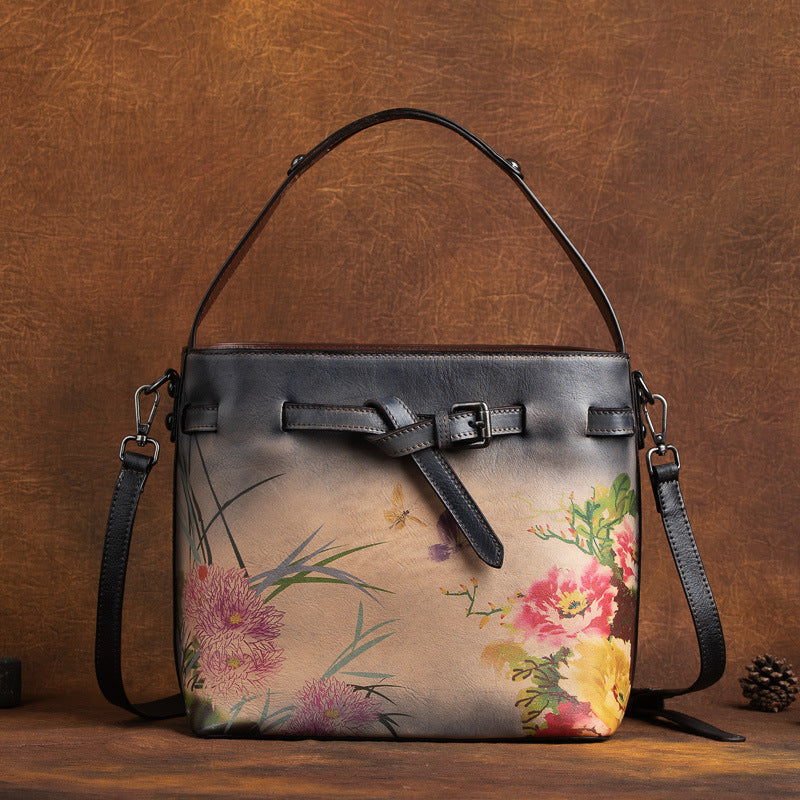 Bolso cruzado inclinado de cuero con capa de cabeza de color con estampado de flores a mano