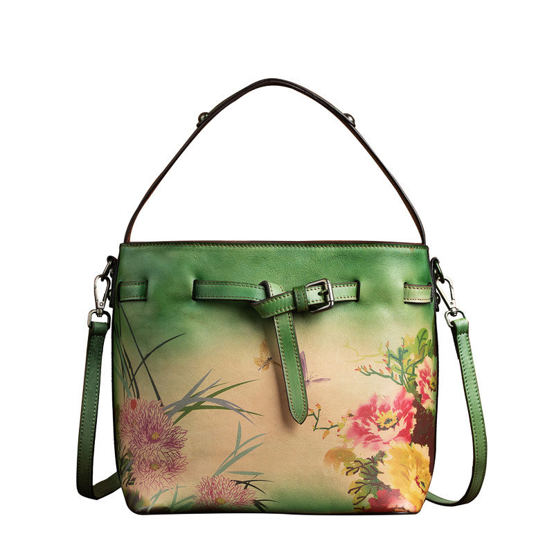 Bolso cruzado inclinado de cuero con capa de cabeza de color con estampado de flores a mano