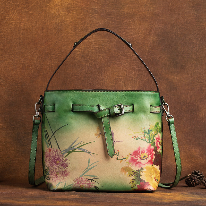 Bolso cruzado inclinado de cuero con capa de cabeza de color con estampado de flores a mano