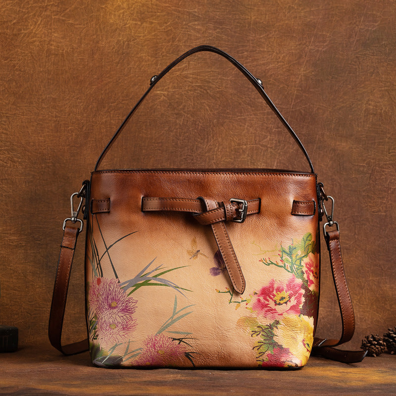 Bolso cruzado inclinado de cuero con capa de cabeza de color con estampado de flores a mano