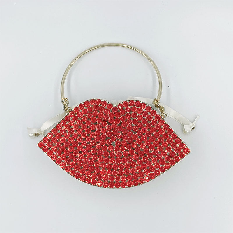 Bolso de mano con forma de labios y diamantes incrustados en metal