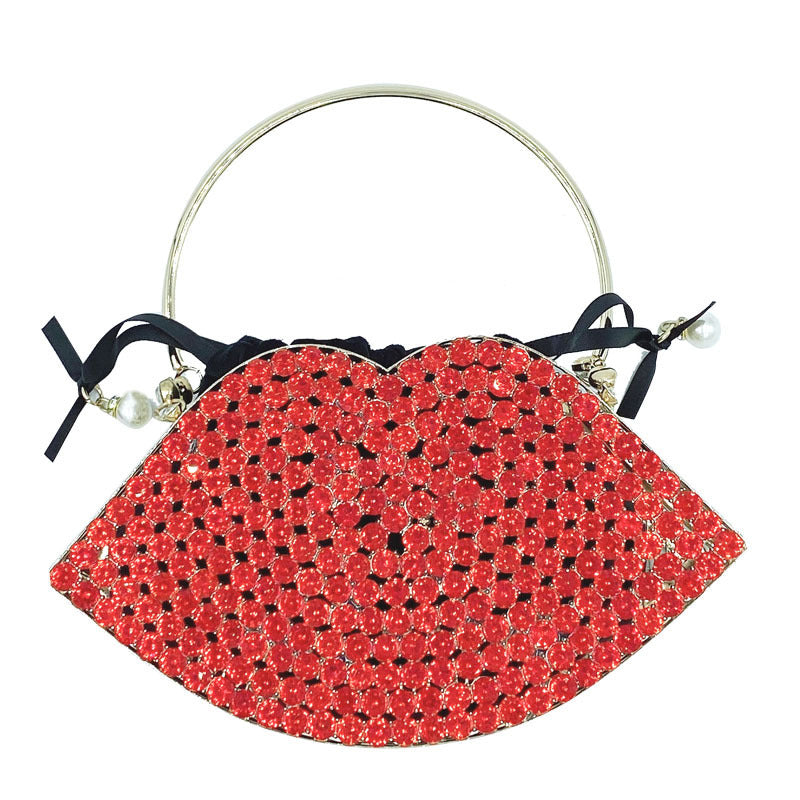 Bolso de mano con forma de labios y diamantes incrustados en metal