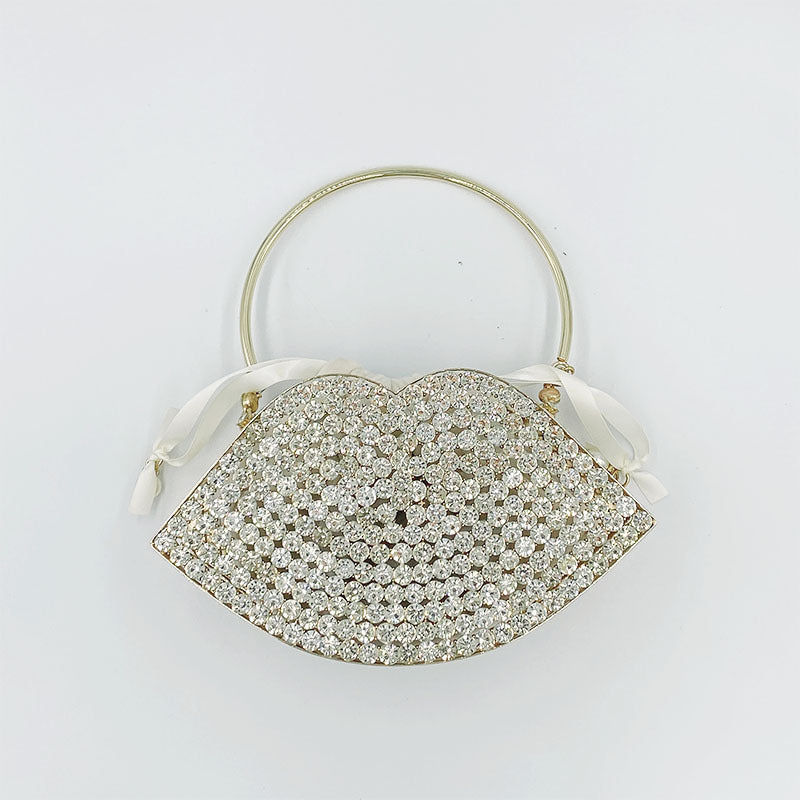 Bolso de mano con forma de labios y diamantes incrustados en metal