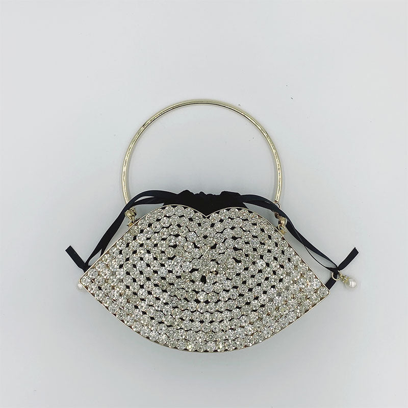 Bolso de mano con forma de labios y diamantes incrustados en metal