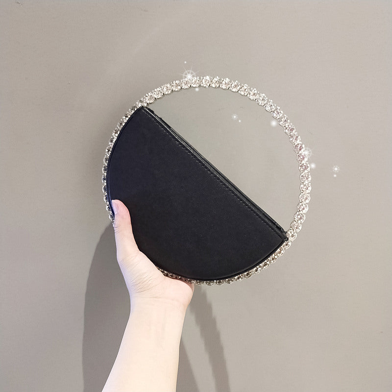 Bolso de mano para cena con diseño de aro rojo y diamantes