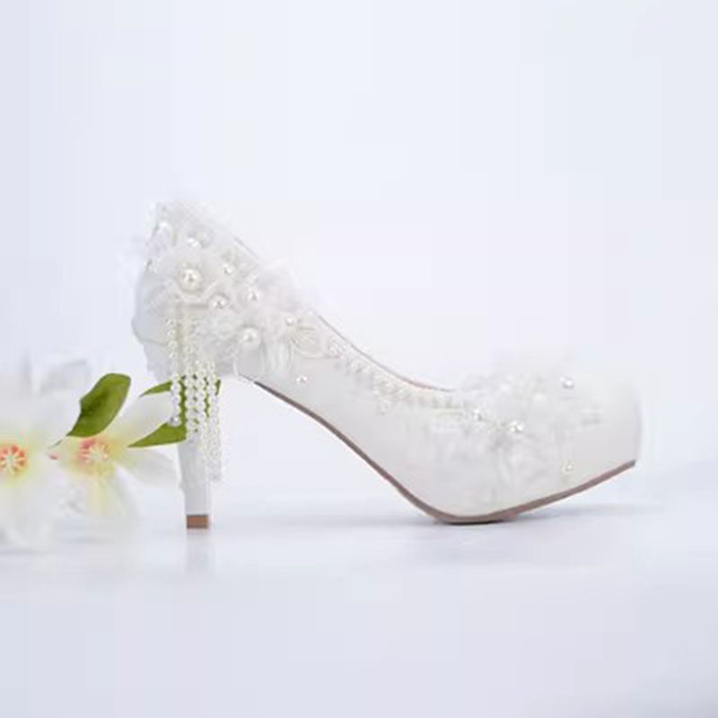 Chaussures de demoiselle d'honneur de mariage à talons hauts en dentelle blanche avec pompon