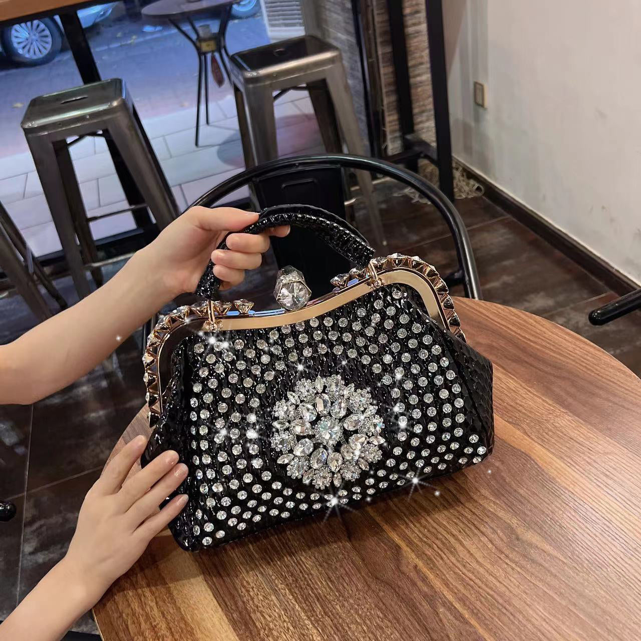 Bolso bandolera de gran capacidad con incrustaciones de diamantes