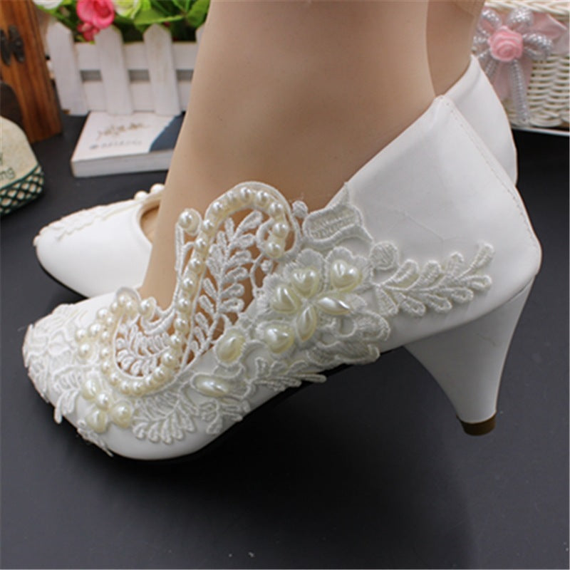 Zapatos de boda blancos grandes con perlas