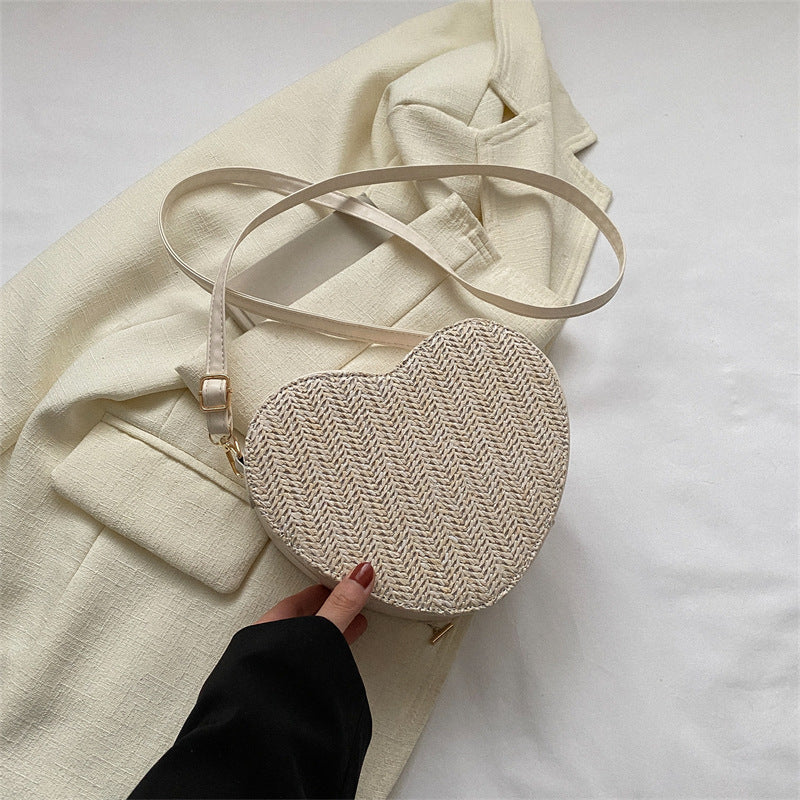 Mini sac à bandoulière en paille en forme de cœur