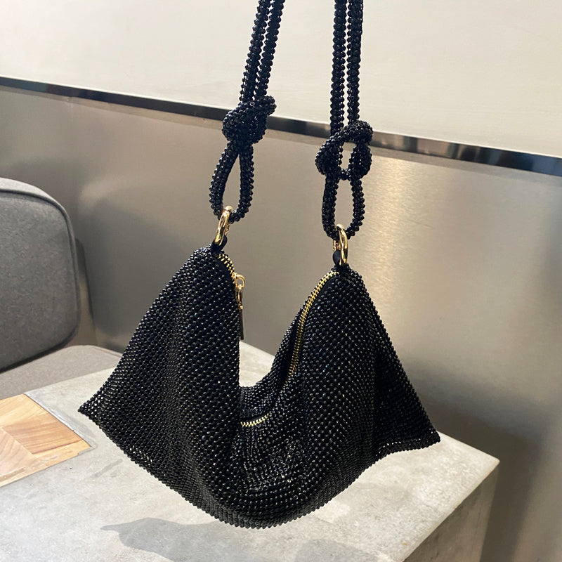 Le nouveau sac à main tendance de luxe léger et entièrement en diamants, au design de niche, serti de diamants