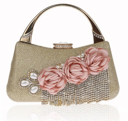 Bolso delicado con borlas y elegante flor dorada