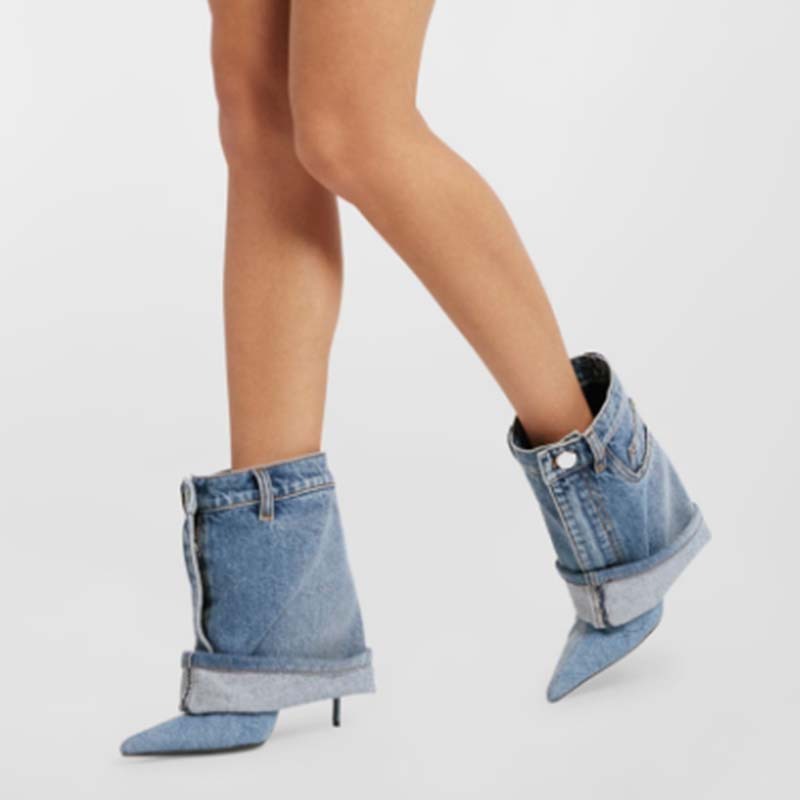 Bottines à talons aiguilles et jupe-pantalon en denim délavé à bout pointu