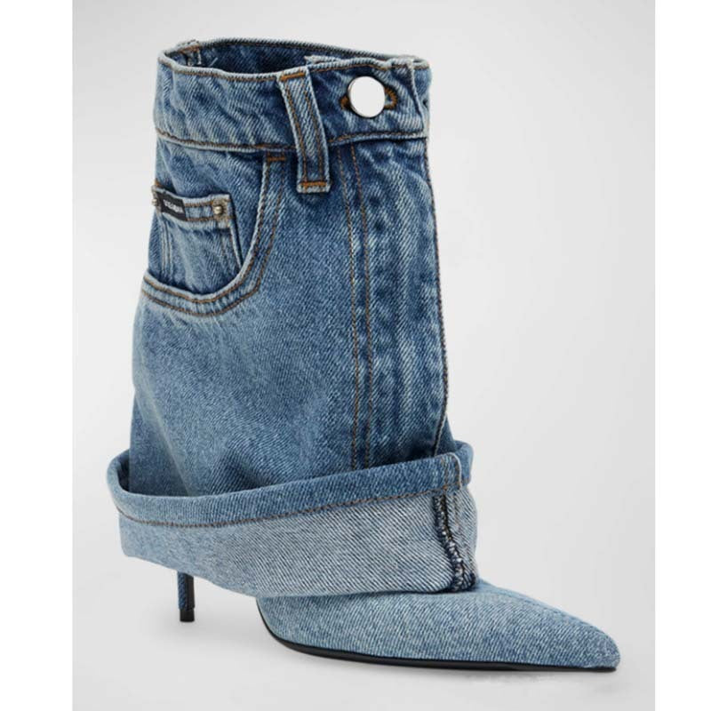 Bottines à talons aiguilles et jupe-pantalon en denim délavé à bout pointu