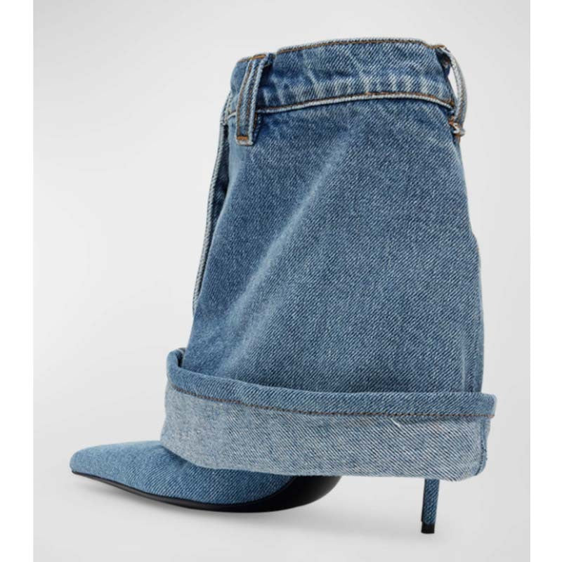 Bottines à talons aiguilles et jupe-pantalon en denim délavé à bout pointu