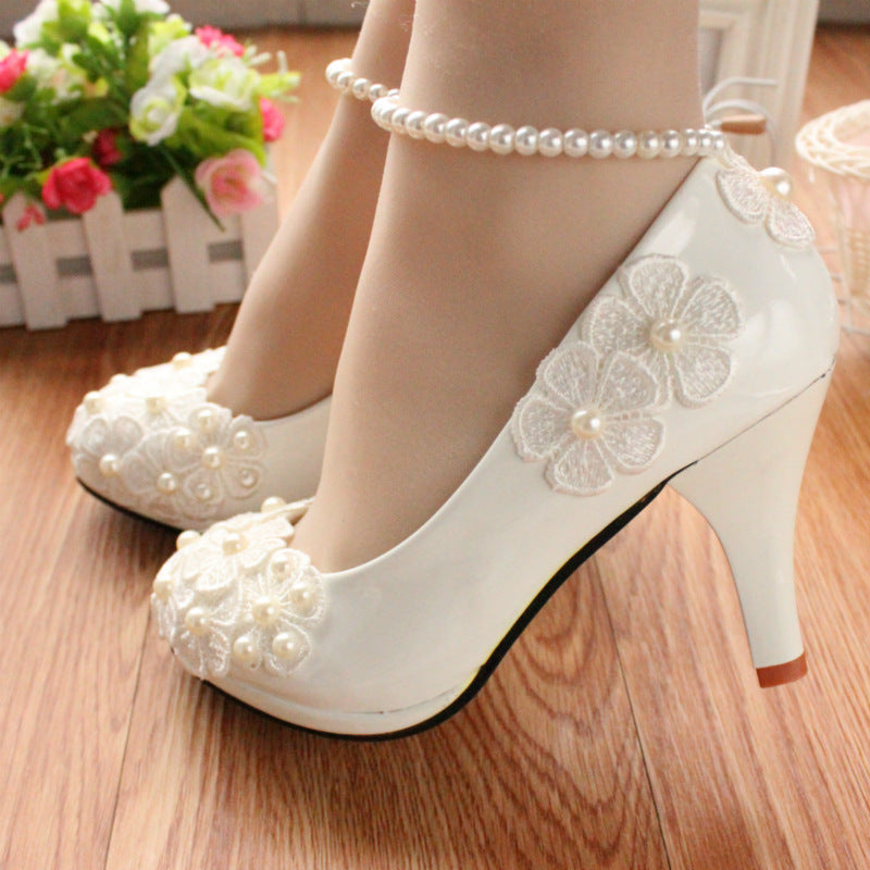 Chaussures de mariée avec bracelet de cheville en perles blanches