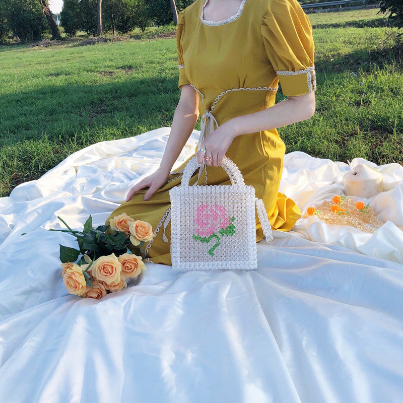 Bolso de mano con cuentas y estampado de rosas hecho a mano