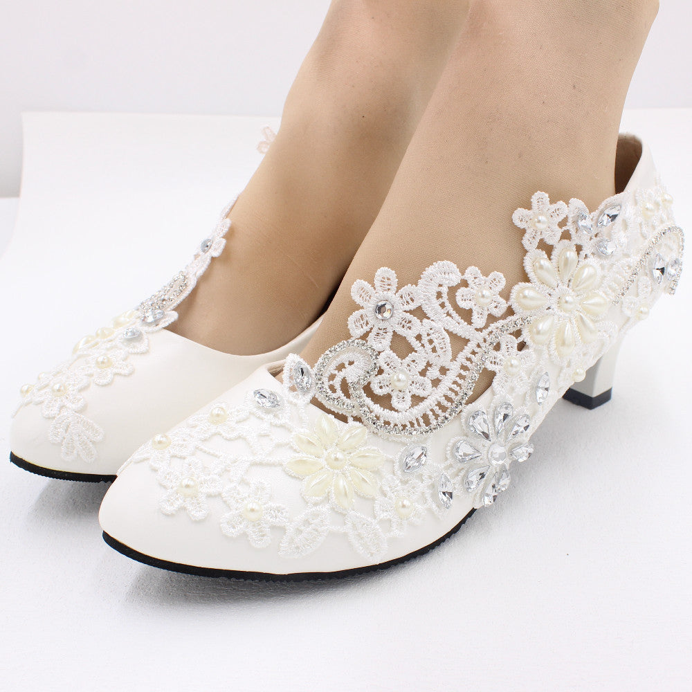 Zapatos de boda blancos de tacón alto con encaje y diamantes de imitación