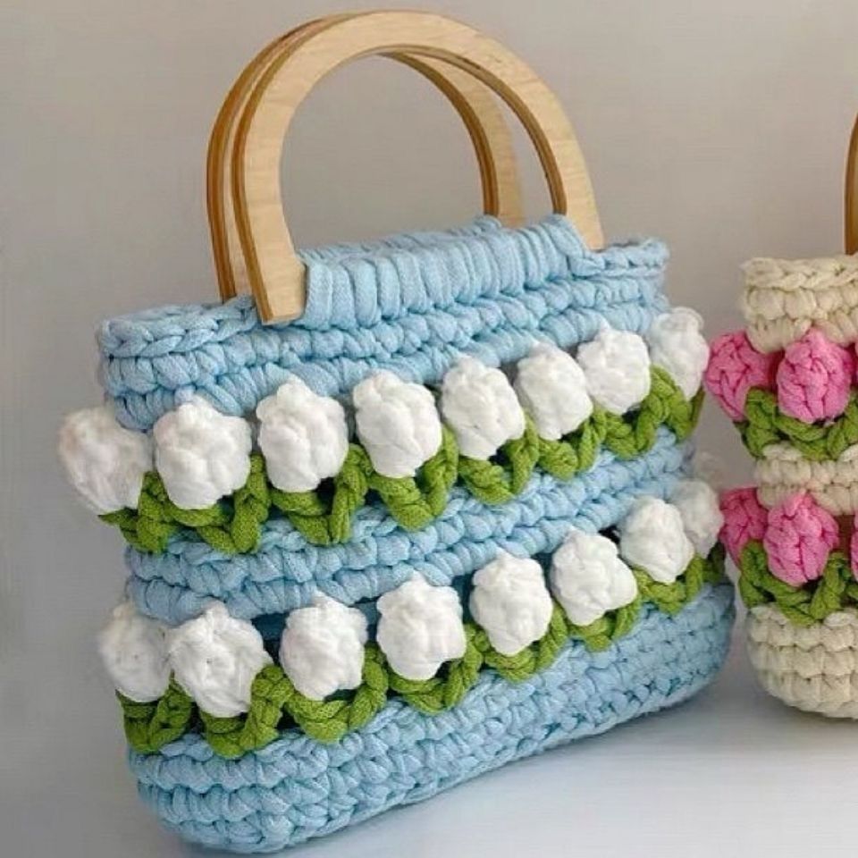 Bolsos de mano con tulipanes para tejer a crochet en tendedero