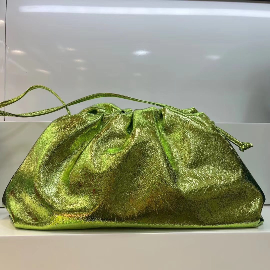 Sac à main en cuir à une épaule et bandoulière plissée en forme de nuage