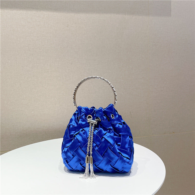 Sac tissé avec chaîne et pompon et anneau en strass