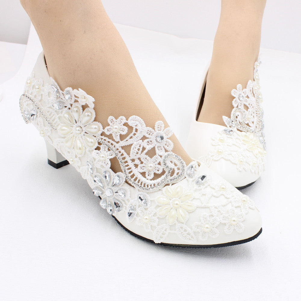 Zapatos de boda blancos de tacón alto con encaje y diamantes de imitación