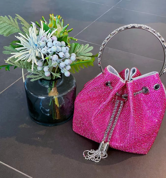 Bolso de mano con borlas de arcoíris y diamantes brillantes