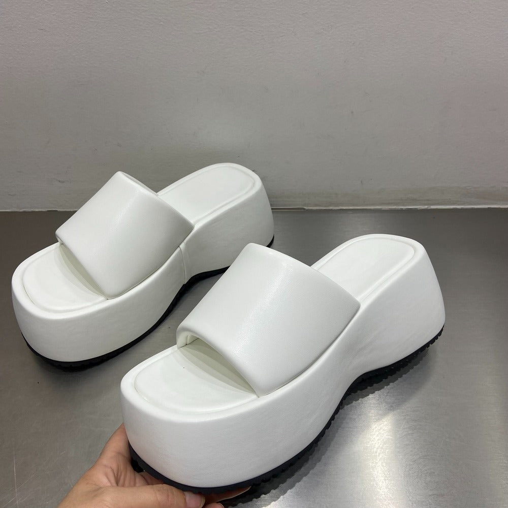 Nuevas zapatillas de verano con suela gruesa y pequeña para exteriores y vacaciones de mujer