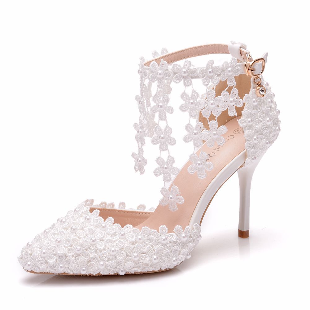 Zapatos de boda con borlas de flores y encaje blanco