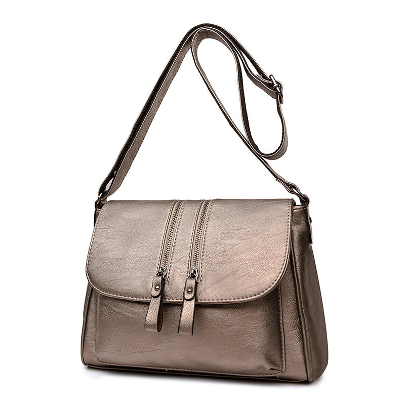 Sac bandoulière en cuir souple pour femme d'âge moyen