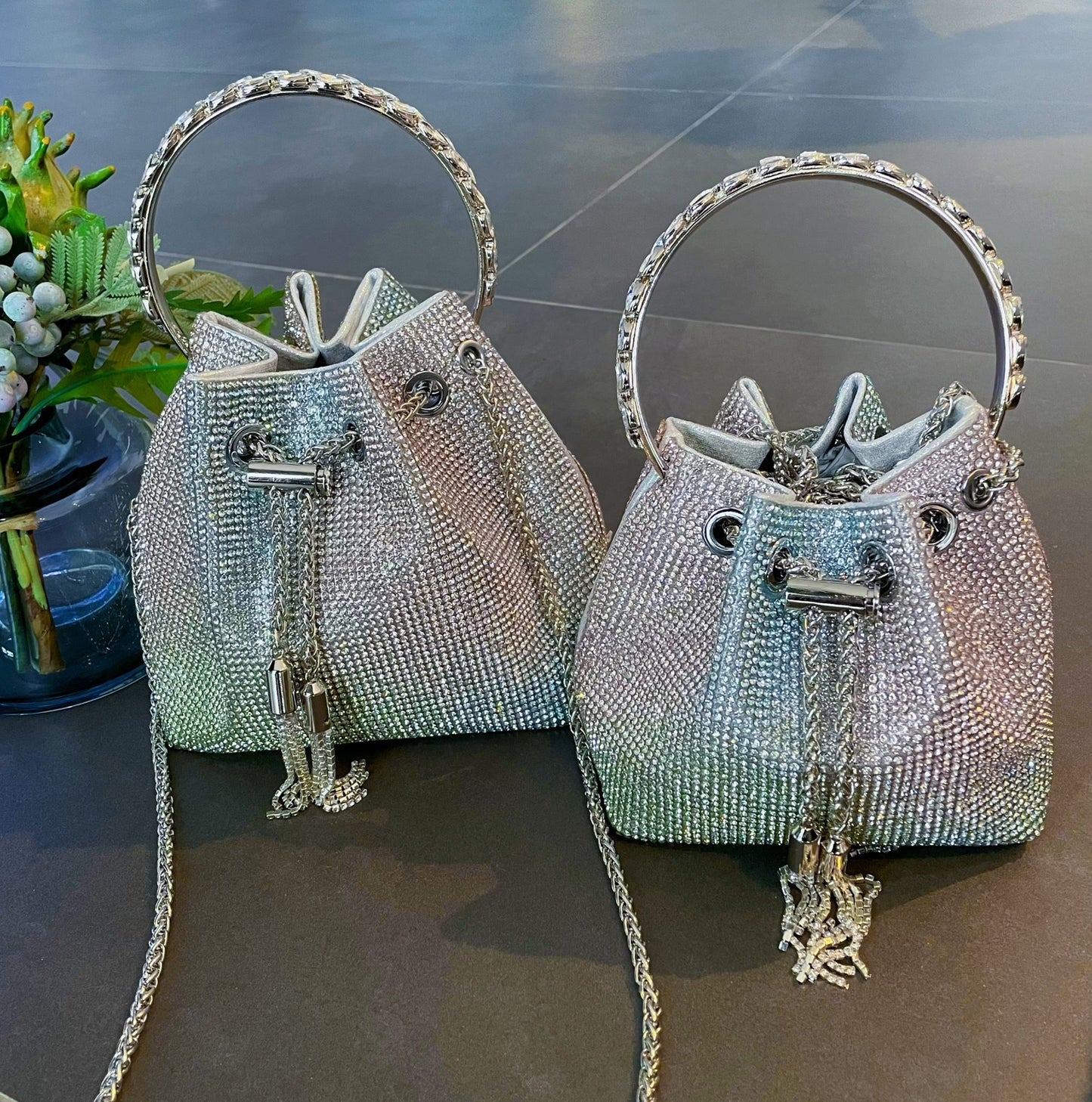 Bolso de mano con borlas de arcoíris y diamantes brillantes