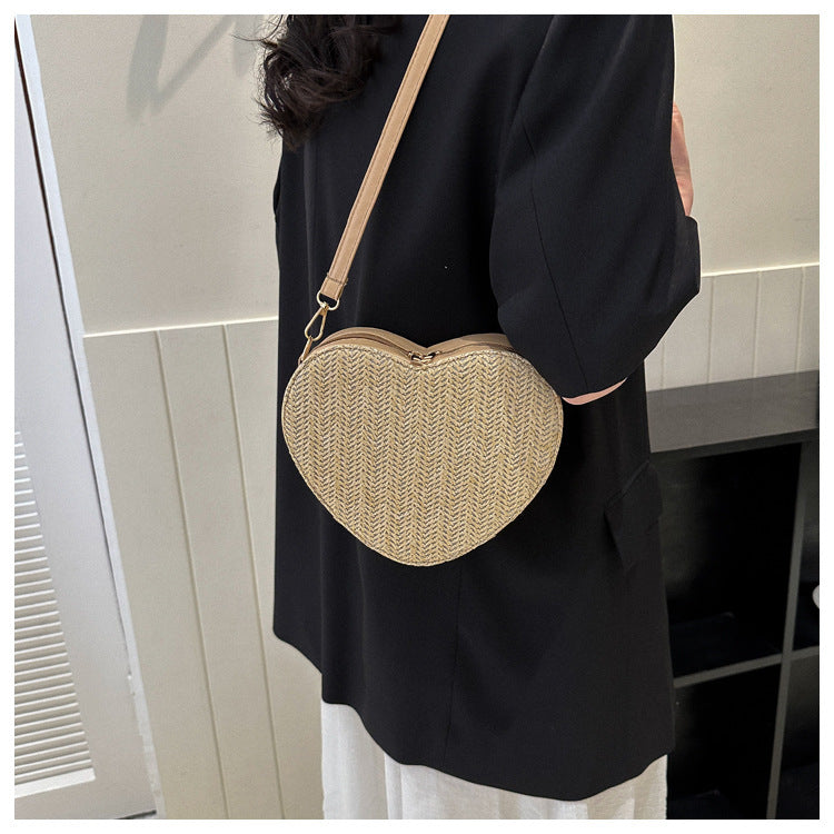 Mini sac à bandoulière en paille en forme de cœur