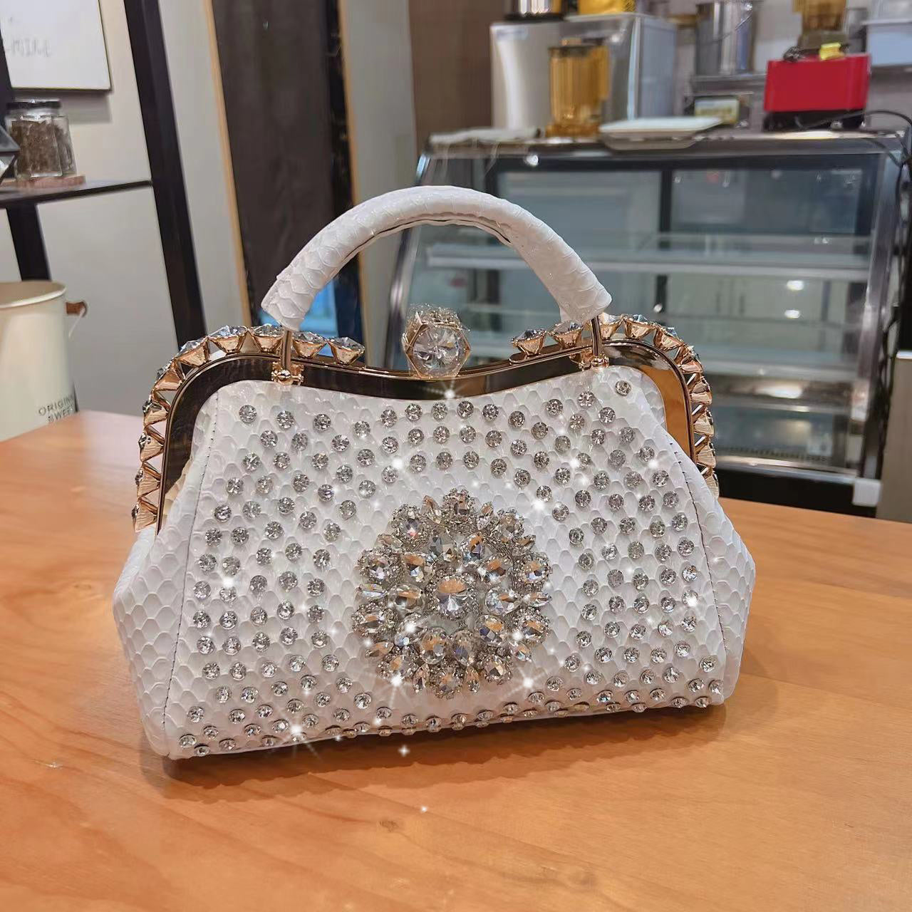 Bolso bandolera de gran capacidad con incrustaciones de diamantes