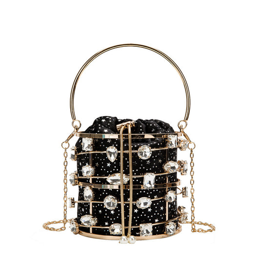 Bolso de mano de metal con diamantes huecos y pulsera de perlas para cenas de terciopelo