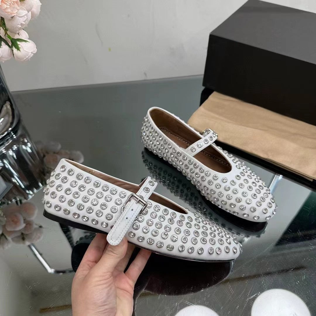 Chaussures à bout rond avec rivets et diamants