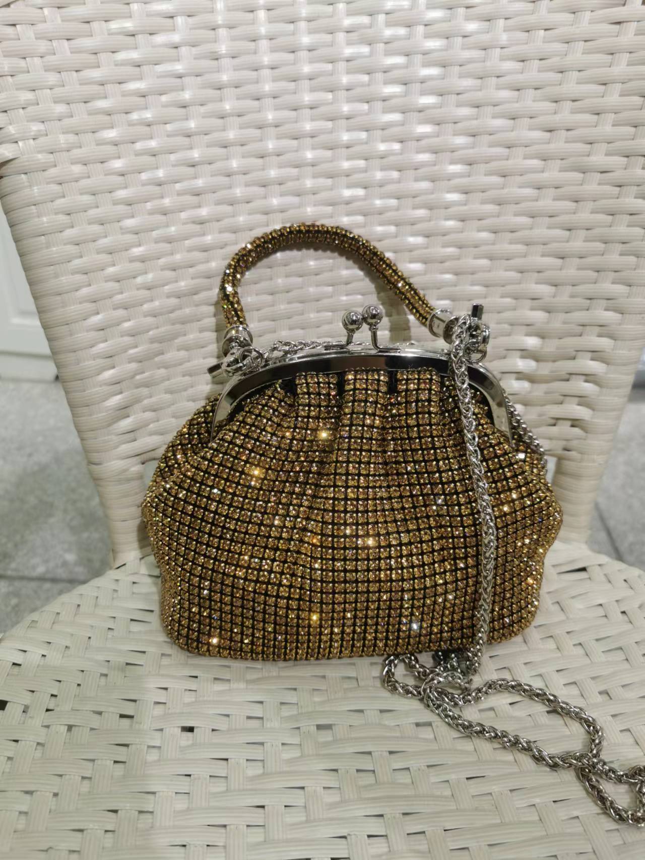 Sac à main entièrement incrusté de diamants et de strass