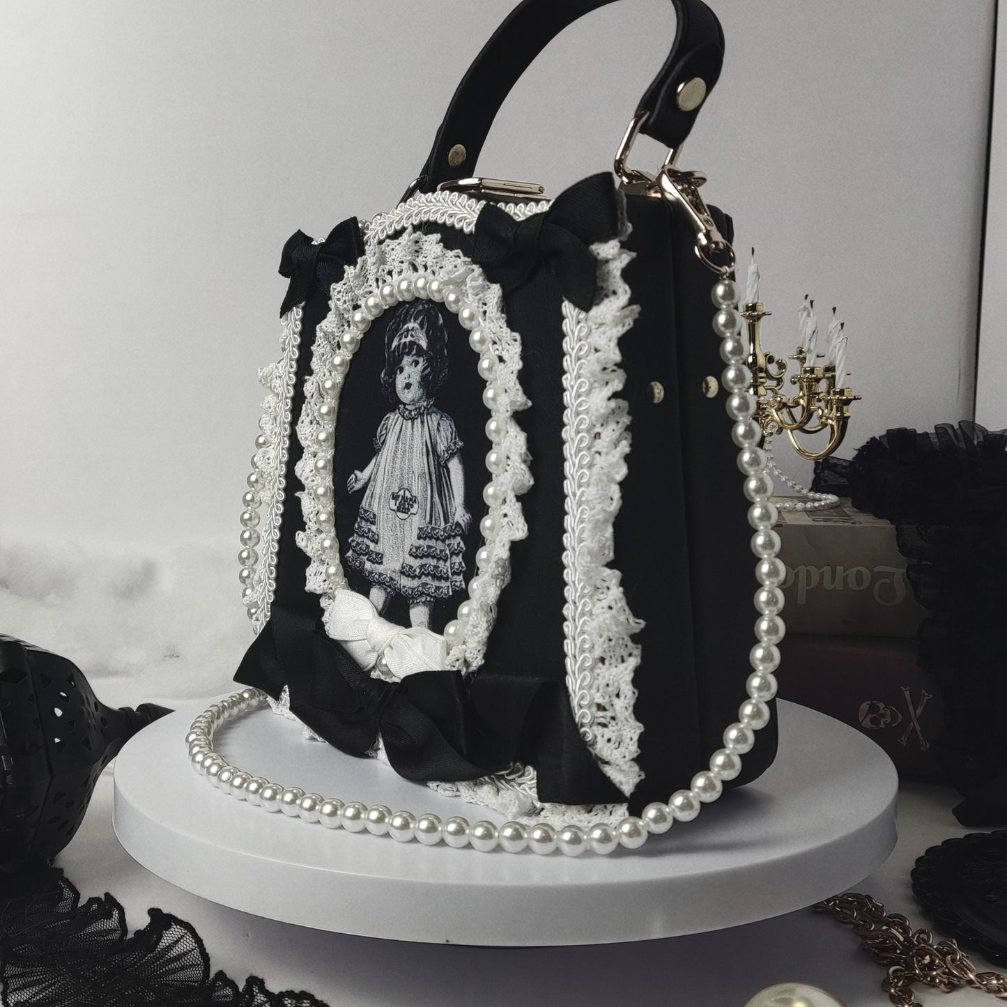 Sac à main de poupée antique en papier journal noir et blanc