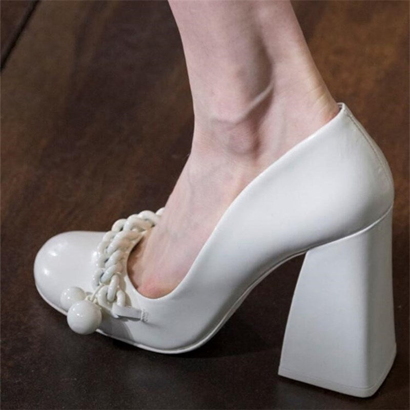 Zapatos elegantes de charol de boca baja en color blanco para mujer