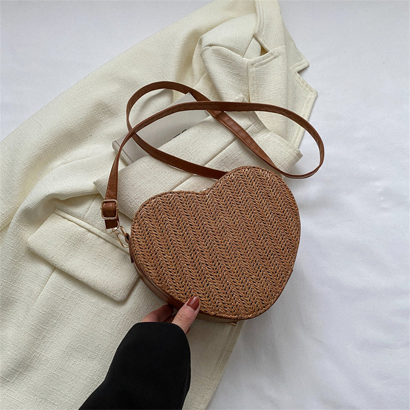 Mini sac à bandoulière en paille en forme de cœur