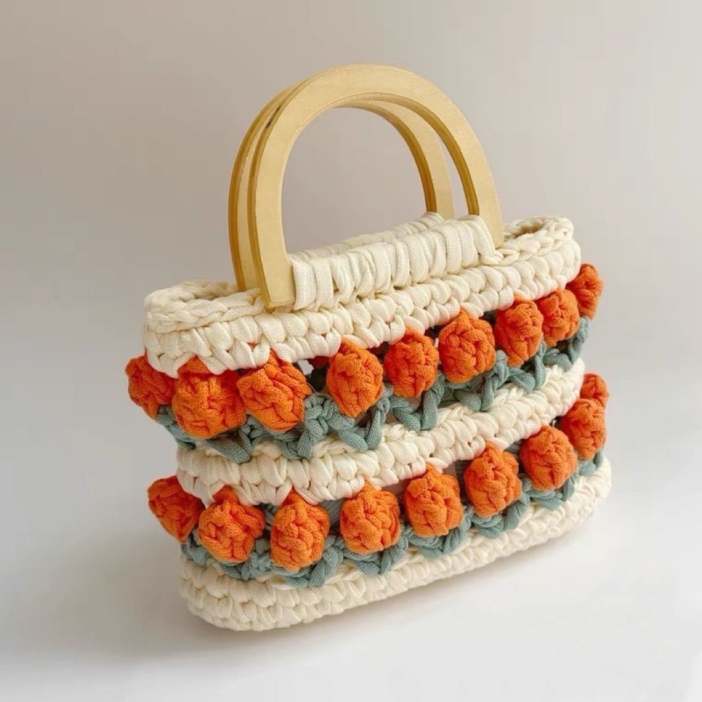 Bolsos de mano con tulipanes para tejer a crochet en tendedero