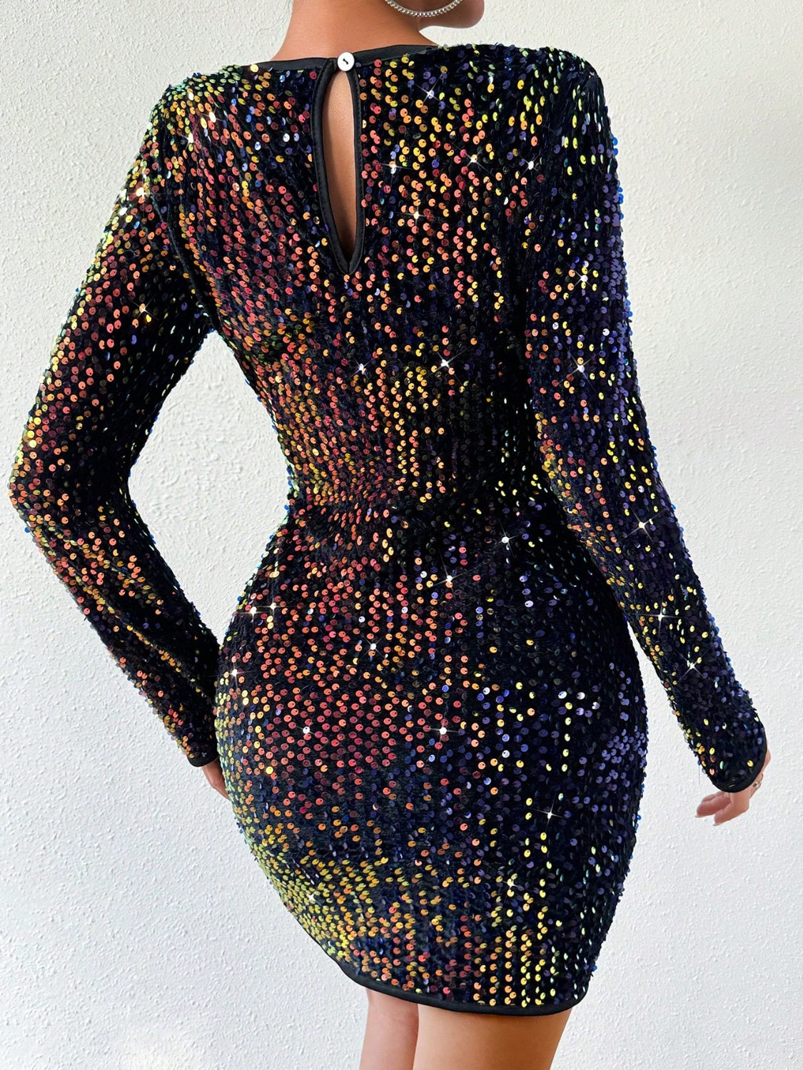 Mini-robe à paillettes et manches longues à col rond